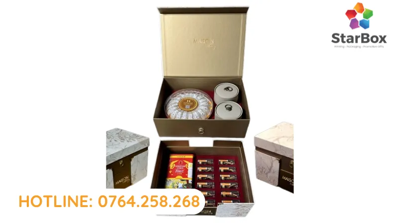 Trang trí chi tiết bên trong hộp quà